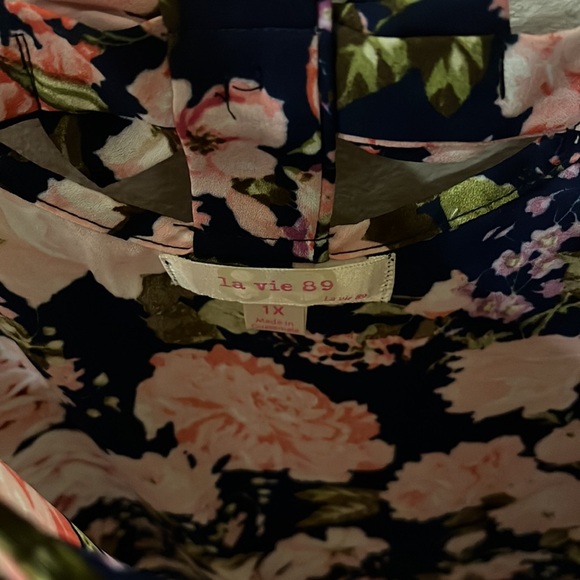 Size 1X Women’s Floral tank top with Bows - Picture 4 of 4